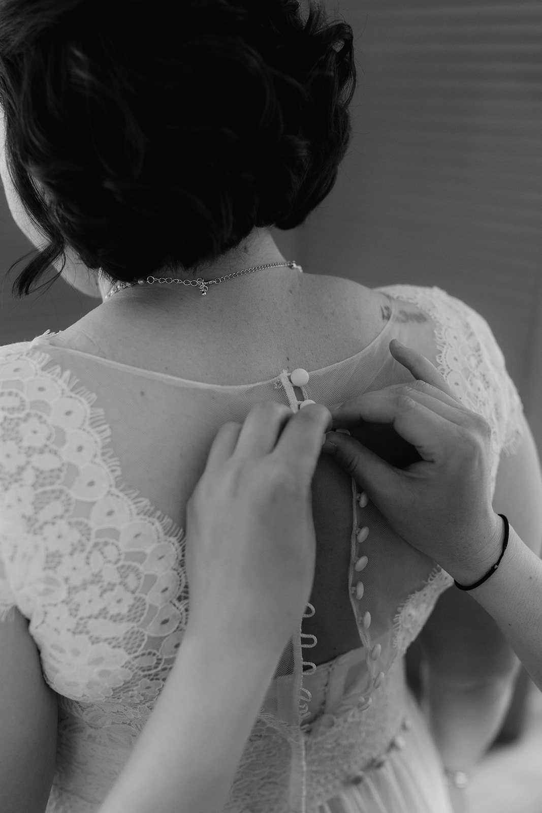 Bride adds final touches as she preps for her upstate New York wedding
